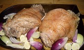 Pečená kolena na bramborách, cibuli a česneku, připraveno do trouby