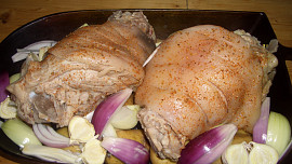 Pečená kolena na bramborách, cibuli a česneku