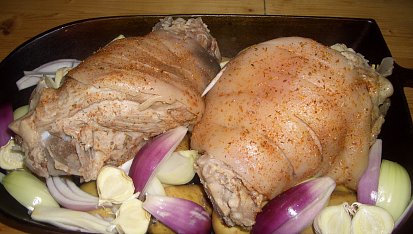 Pečená kolena na bramborách, cibuli a česneku, připraveno do trouby