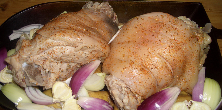 Pečená kolena na bramborách, cibuli a česneku (připraveno do trouby)