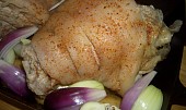 Pečená kolena na bramborách, cibuli a česneku (připraveno do trouby)