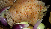 Pečená kolena na bramborách, cibuli a česneku, připraveno do trouby