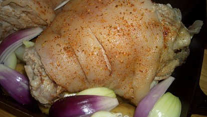 Pečená kolena na bramborách, cibuli a česneku, připraveno do trouby