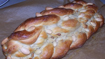 Vánočka s ořechy a rozinkami