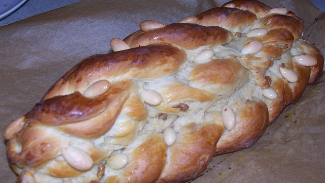 Vánočka s ořechy a rozinkami