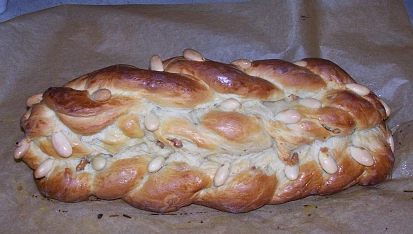 Vánočka s ořechy a rozinkami