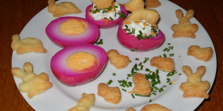 Barvená vejce zdobená slaným pečivem