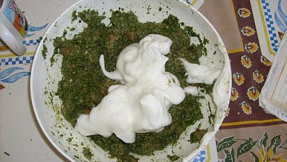 Špenátová sekaná, připravené s ušlehaným bílkem