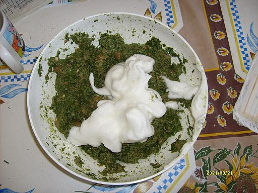 Špenátová sekaná, připravené s ušlehaným bílkem