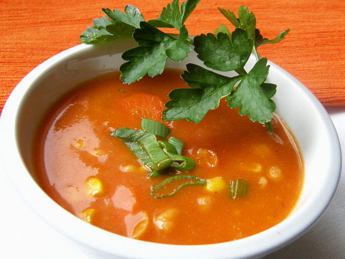 Tomatová polévka s kukuřicí a fazolemi