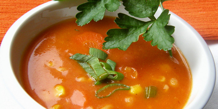 Tomatová polévka s kukuřicí a fazolemi