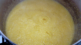 Zapečená polenta s olivami