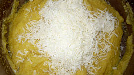 Zapečená polenta s olivami