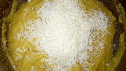 Zapečená polenta s olivami