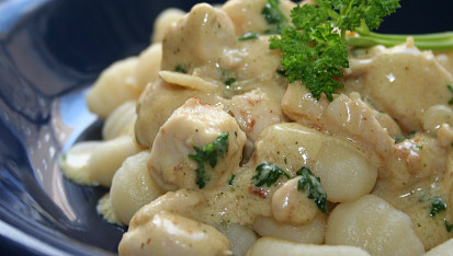 Gnocchi s máslovo parmazánovou omáčkou a kuřecím masem