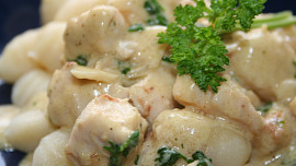 Gnocchi s máslovo parmazánovou omáčkou a kuřecím masem