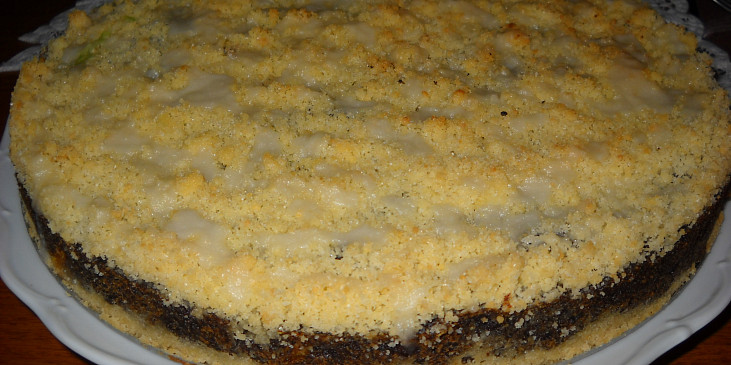 Křehký makový koláč (Právě upečený a pokapaný polevou)