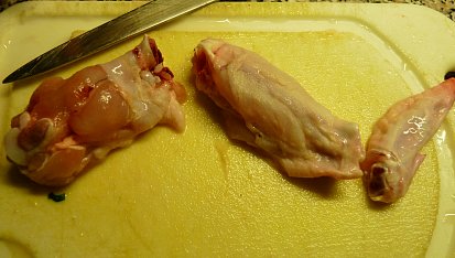 Křidélka v bazalkovo česnekové marinádě, rozdělení křidýlek