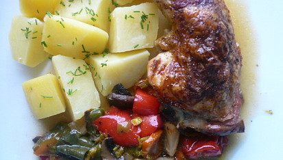 Kuřecí čtvrtky s omáčkou Sambal Manis a zeleninkou