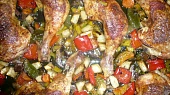 Kuřecí čtvrtky s omáčkou Sambal Manis a zeleninkou, upečeno