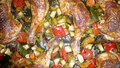Kuřecí čtvrtky s omáčkou Sambal Manis a zeleninkou, upečeno