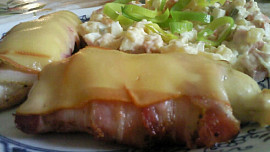 Kuřecí rolovaný plátek se slaninou, zázvorem a uzeným sýrem