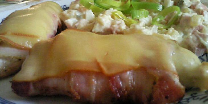 Kuřecí rolovaný plátek se slaninou, zázvorem a uzeným sýrem