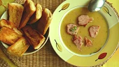 Hrachový krém s česnekovou bagetkou