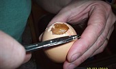 Želatinová vajíčka, stříhání otvoru