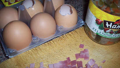 Želatinová vajíčka, ingredience a vystříhaná vajíčka