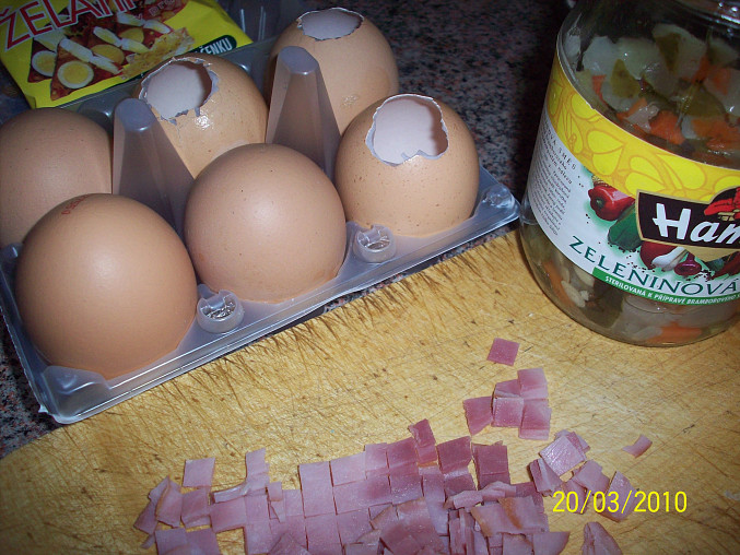 Želatinová vajíčka, ingredience a vystříhaná vajíčka
