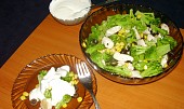 Brokolicový salát s kuřecím masem a dresingem