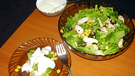 Brokolicový salát s kuřecím masem a dresingem