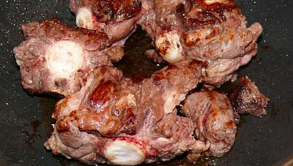 Cresti di Callo s italskou omáčkou z hovězí oháňky, dohněda orestovaná oháňka
