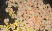 Krevetové rizoto, na orestovaný česnek přidáme krevety ...