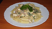 Penne s kuřecím masem a listovým špenátem
