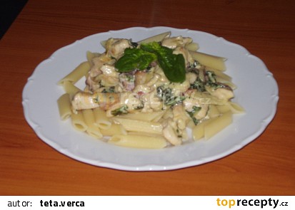 Penne s kuřecím masem a listovým špenátem