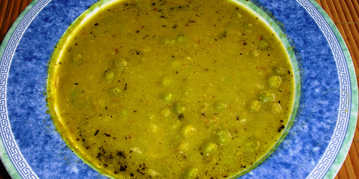 Hrášková polévka s bazalkou