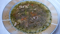 Kuřecí polévka s jatýrky a špenátem