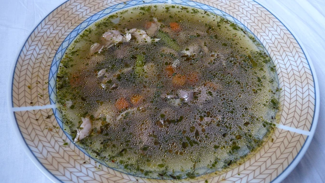 Kuřecí polévka s jatýrky a špenátem