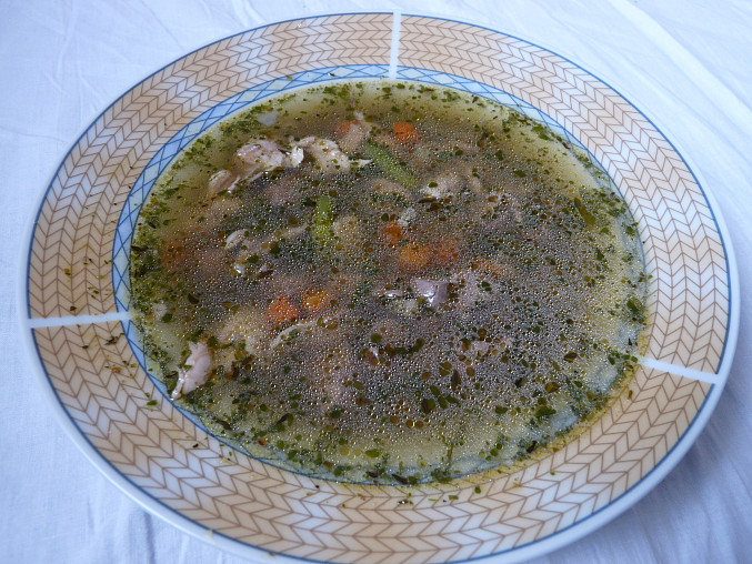 Kuřecí polévka s jatýrky a špenátem