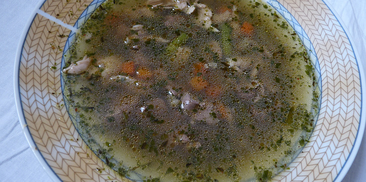 Kuřecí polévka s jatýrky a špenátem