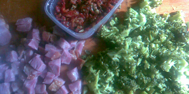 Farfale s brokolicí a sušenými rajčaty (suroviny)