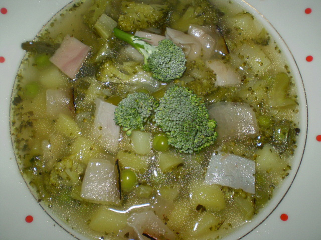 Hráškovo-brokolicová polévka se zakysanou smetanou