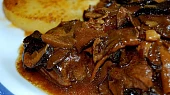 Hovězí roštěná na houbách s grilovanými bramborami