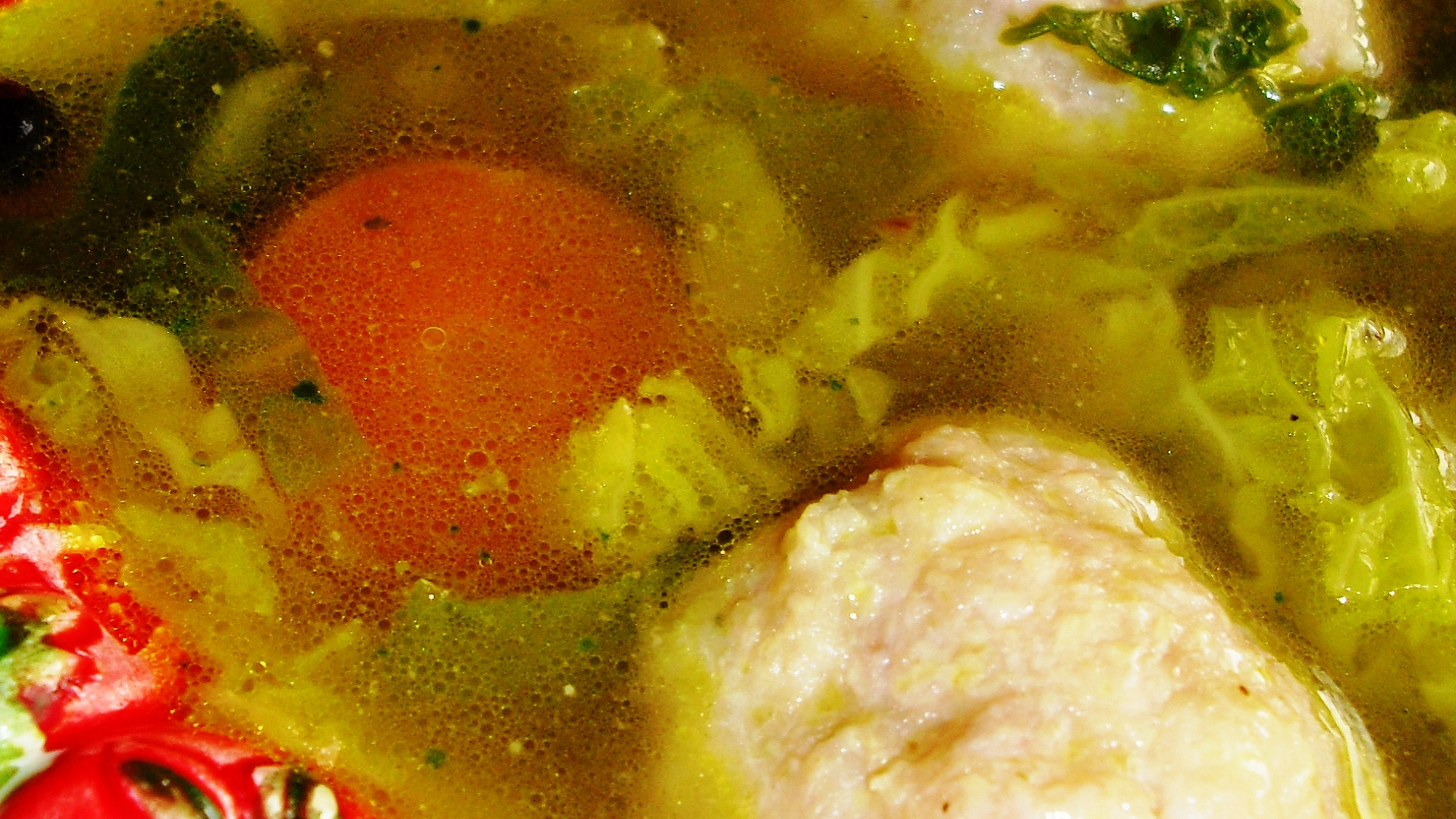 Kapustová polévka s knedlíčky z mletého vepřového masa