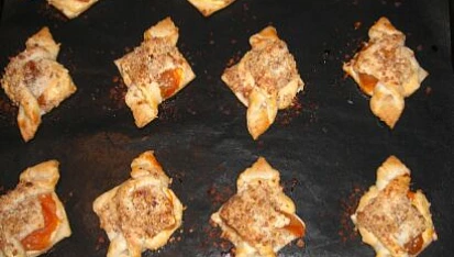 Mašle z listového těsta s tvarohem a meruňkami