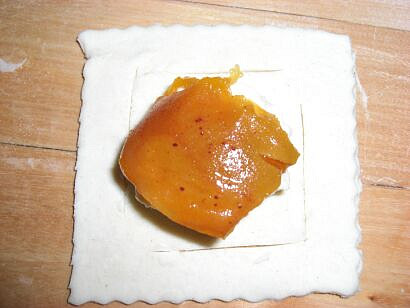 Mašle z listového těsta s tvarohem a meruňkami