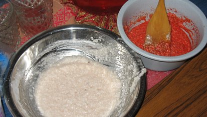 Zuzančiny xichtíky, dvě těsta, jedno obarvené a druhé ještě ne