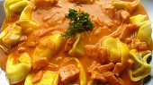 Tortelliny s červenou omáčkou